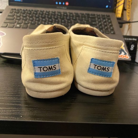 TOM's Canvas Slip Ons - Picture 4 of 9